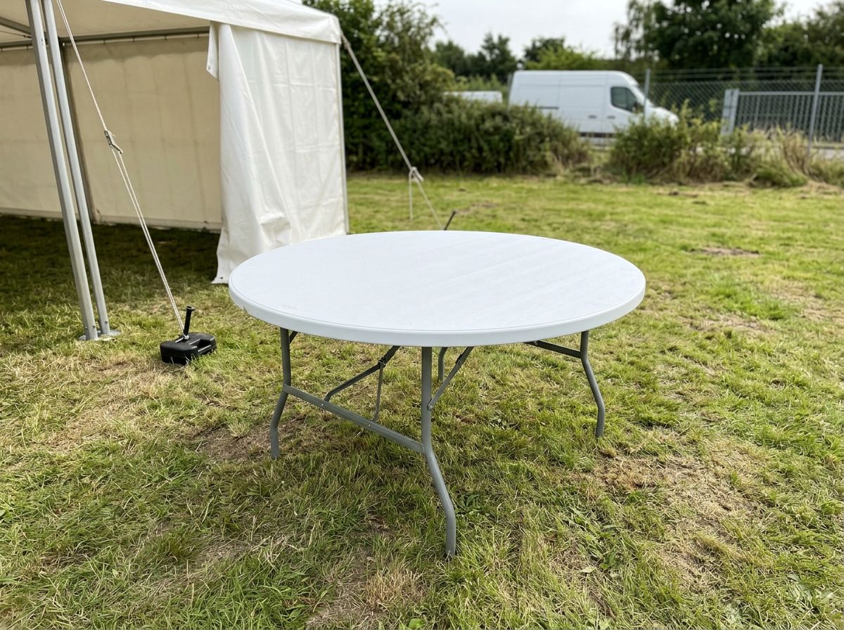 Tables de réception installées sous chapiteau