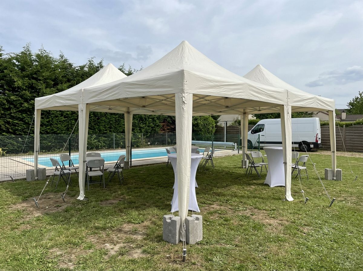 Pagodes blanches installées en extérieur