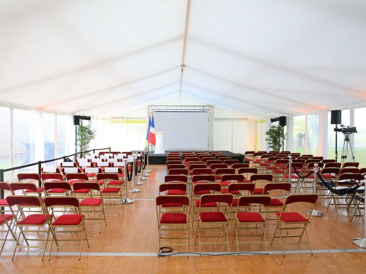 Espace de conférence aménagé sous un chapiteau