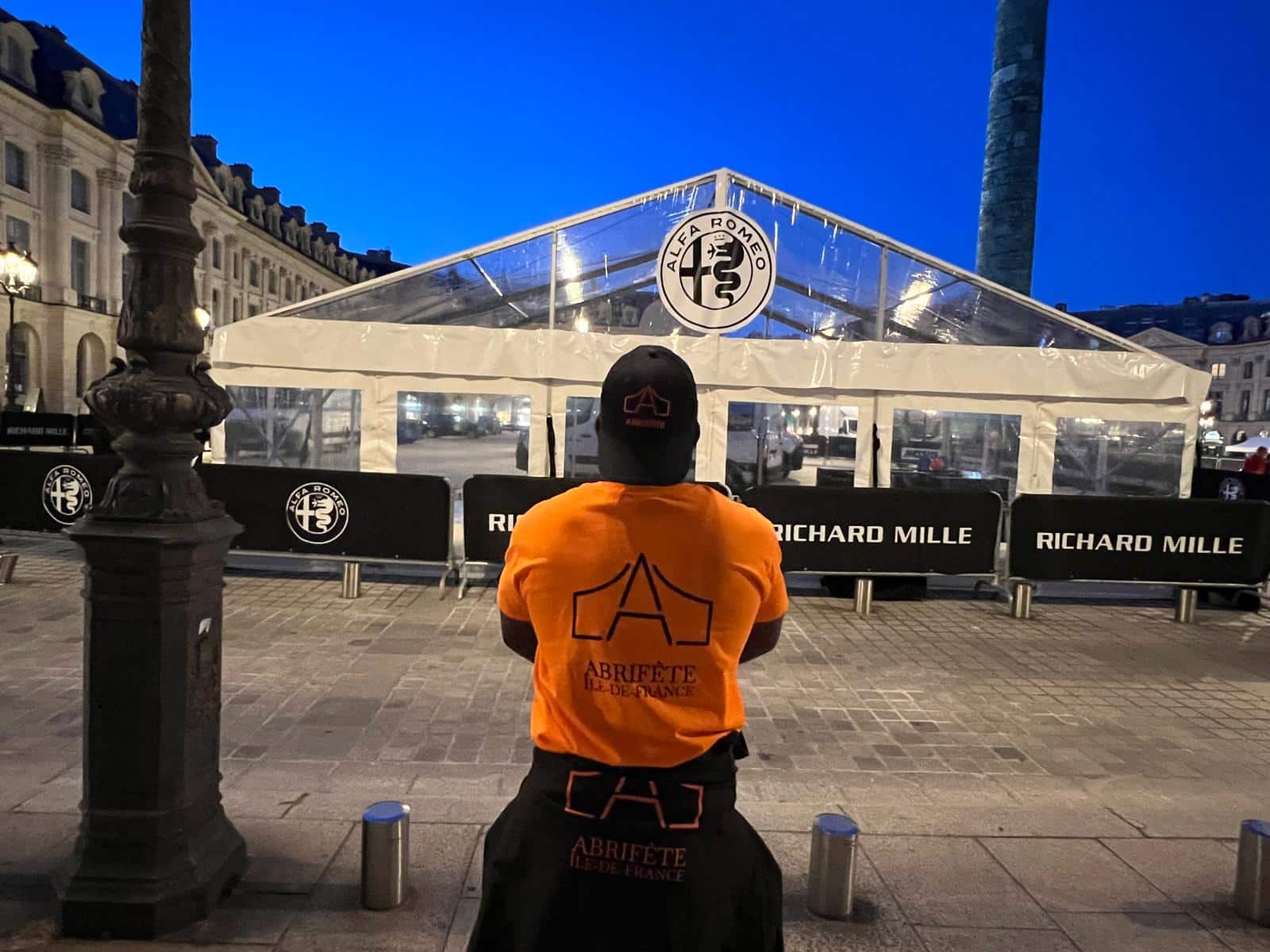 Équipe Abrifête devant un chapiteau installé place Vendôme
