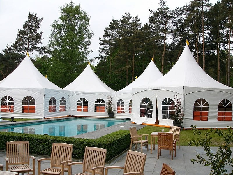 Ensemble de pagodes installé autour d’une piscine