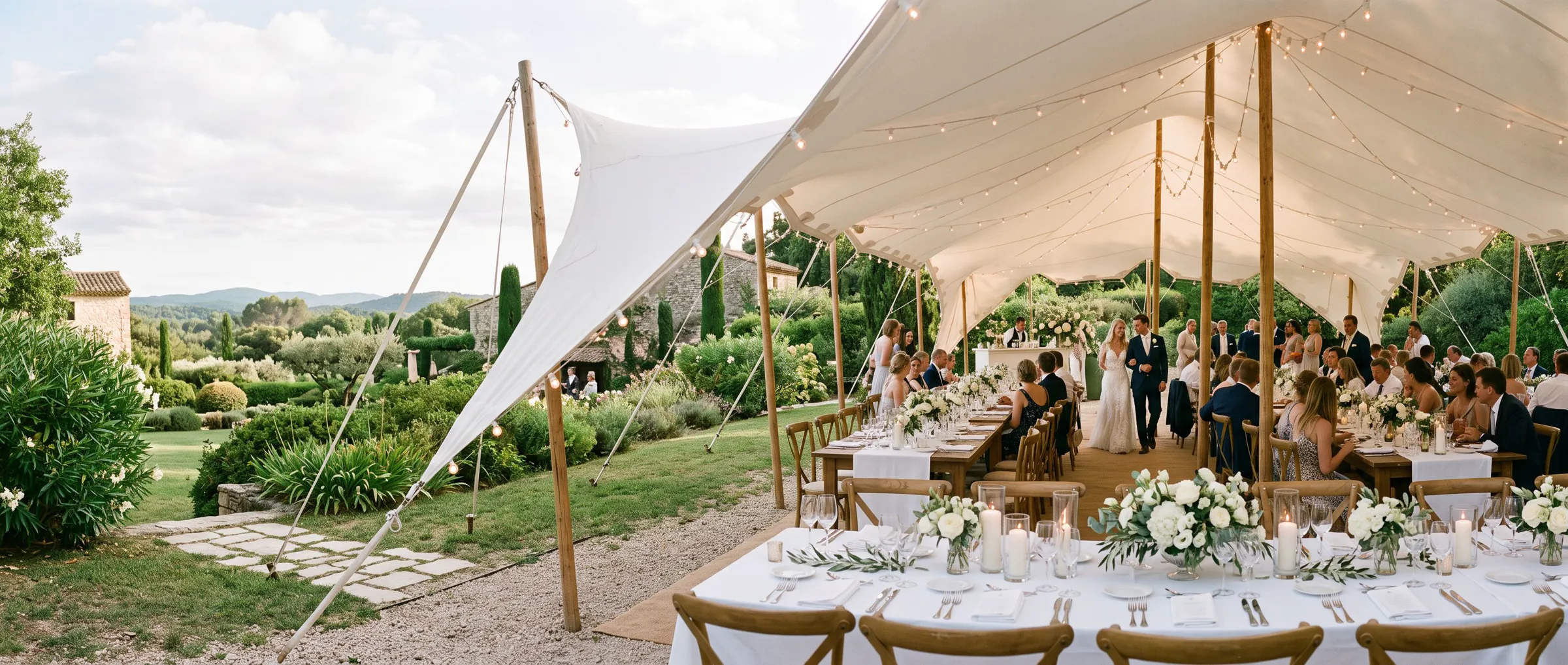 Mariage organisé sous une tente stretch aménagée